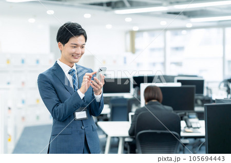 オフィスで働く若い新入社員の男性のビジネスマン オフィスで働く若い新入社員の男性のビジネスマン 105694443
