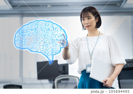 オフィスでパソコンを操作して働くの若い女性のエンジニア オフィスでパソコンを操作して働くの若い女性のエンジニア 105694495