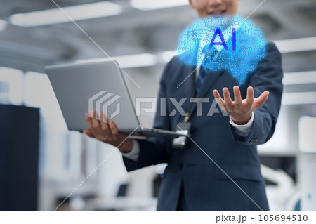 オフィスで人工知能をパソコンを使って働く若い新入社員の男性のビジネスマン 105694510