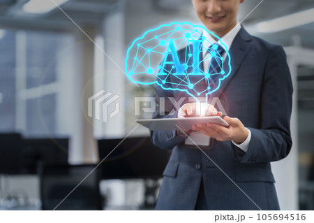 オフィスで人工知能をタブレットを使って働く若い新入社員の男性のビジネスマン 105694516