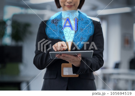 オフィスで人工知能をタブレットを使って働く若い女性のビジネスマン オフィスで人工知能をタブレットを使って働く若い女性のビジネスマン 105694519