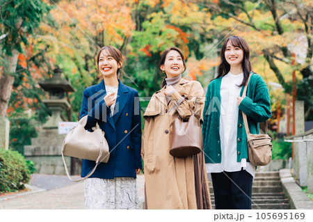 紅葉シーズンに旅行をする女性3人組 105695169