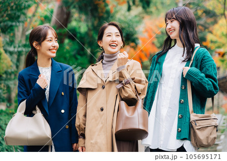 紅葉シーズンに旅行をする女性3人組 105695171