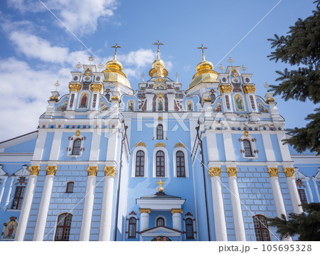 【ウクライナ】首都キーウにある聖ムィハイール黄金ドーム修道院の外観と青空 105695328