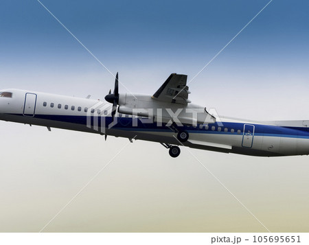 薄曇りの空を飛行する旅客機 105695651
