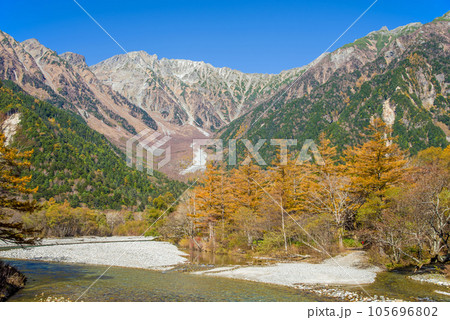 絶景!秋の上高地【河童橋周辺から見た北アルプスの大パノラマ】 絶景!秋の上高地【河童橋周辺から見た北アルプスの大パノラマ】 105696802