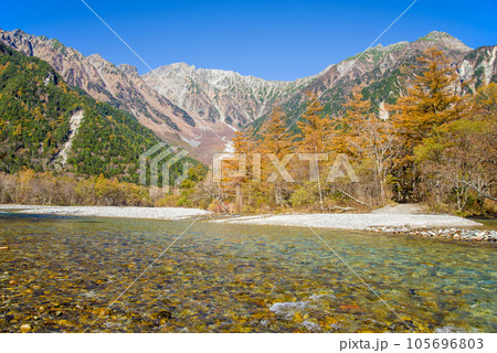 絶景!秋の上高地【河童橋周辺から見た北アルプスの大パノラマ】 絶景!秋の上高地【河童橋周辺から見た北アルプスの大パノラマ】 105696803