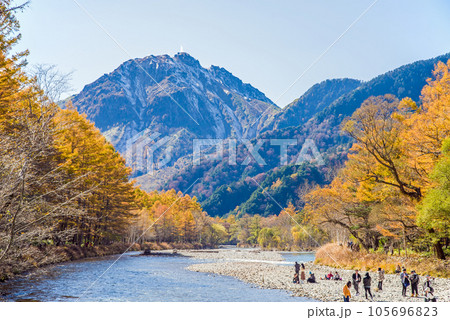 絶景！秋の上高地【河童橋周辺から見た焼岳の勇姿】 105696823