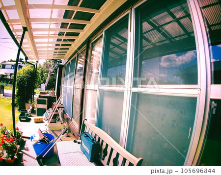 日本の田舎の軒先と大きな窓 105696844