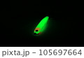 緑に光るジグ 105697664