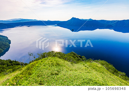 【北海道・摩周湖】摩周湖第三展望台からの夏の朝 7月 105698348
