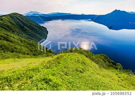 【北海道・摩周湖】摩周湖第三展望台からの夏の朝 7月 105698352