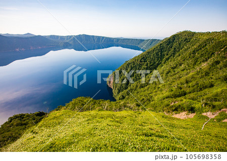 【北海道・摩周湖】摩周湖第三展望台からの夏の朝 7月 【北海道・摩周湖】摩周湖第三展望台からの夏の朝 7月 105698358