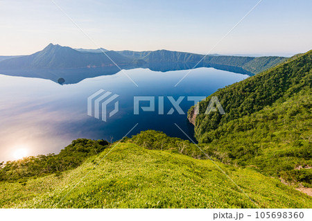 【北海道・摩周湖】摩周湖第三展望台からの夏の朝 7月 【北海道・摩周湖】摩周湖第三展望台からの夏の朝 7月 105698360