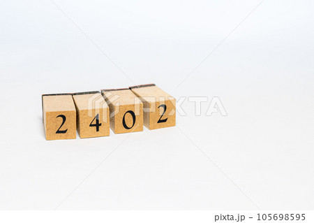 木ブロック　数字　2402 105698595