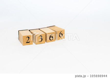 木のブロック　数字　2366 105698944