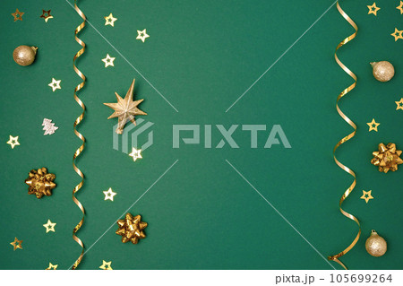 New Year Green Background. Golden Decoration. Christmas Greeting Card Mockup. Sparkle Baubles. Top view, Copy Space. Gold Balls, Confetti on Dark Green Festive Backdrop. Banner Template. Xmas Frame. 105699264