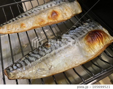 グリルで焼いたサバの塩焼き 105699521