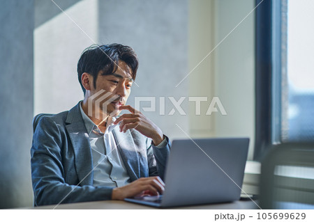 男性　ビジネス 105699629