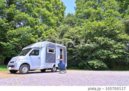 キャンピングカーライフを楽しむ男性　オートキャンプ　キャンプ場　ソロキャン 105700117