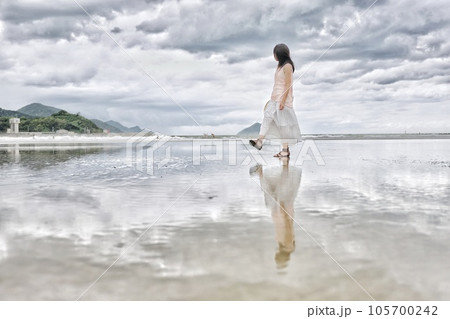 砂浜で遊ぶ女性(和歌山県広川町西広海岸) 105700242