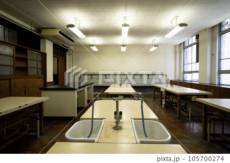 学校の理科室、放課後の化学室 学校の理科室、放課後の化学室 105700274