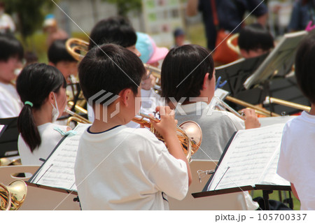 子供オーケストラの野外コンサート 105700337
