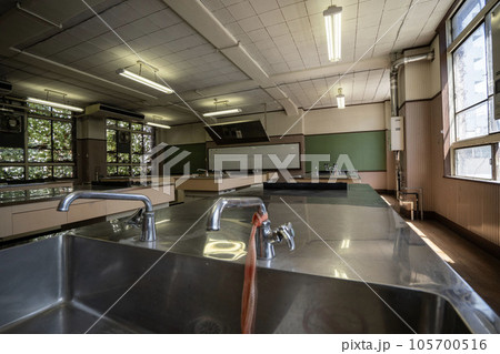 放課後の家庭科室、学校のキッチン、家庭科室の台所 105700516