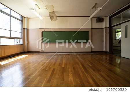 廃墟となった学校の教室 105700529