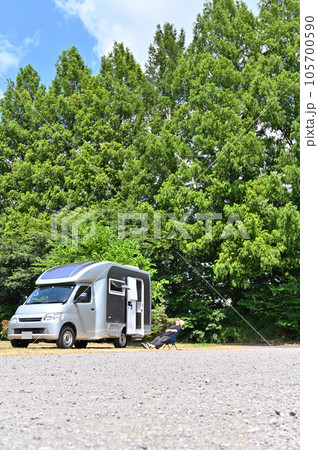 キャンピングカーとアウトドア女子　オートキャンプ 105700590