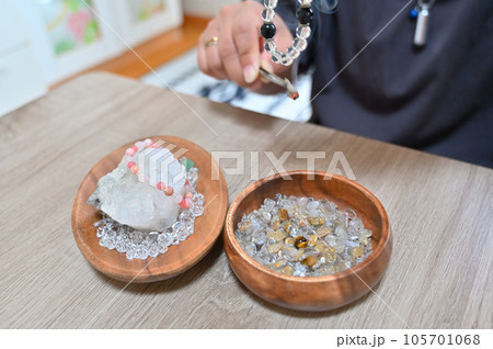 パロサント ホワイトセージでパワーストーンを浄化をする女性 パロサント ホワイトセージでパワーストーンを浄化をする女性 105701068