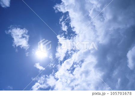 夏空の太陽と雲　横浜 105701678