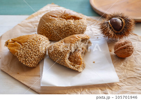 栗のクリームパン 栗のクリームパン 105701946