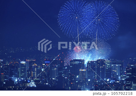 展望台から望むなにわ淀川花火と大阪城 105702218