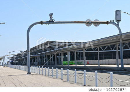 関西国際空港の入場口前の道路 関西国際空港の入場口前の道路 105702674