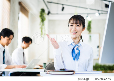 受付で紹介をする若いキャリアウーマン 105703275