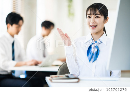 受付で紹介をする若いキャリアウーマン 105703276