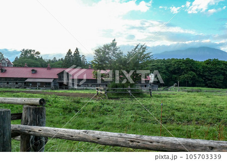 小岩井農場の夏の日暮れ時 赤い屋根の牛舎と岩手山のある小岩井農場 小岩井農場の夏の日暮れ時 赤い屋根の牛舎と岩手山のある小岩井農場 105703339