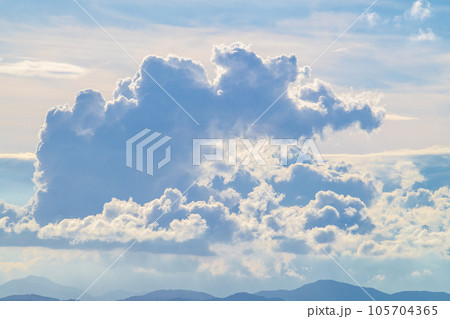 日本の横浜都市景観 立秋・夏空。猛烈な暑さが続く日本列島…巨大な雲が首都圏を覆い尽くす＝8月8日 105704365