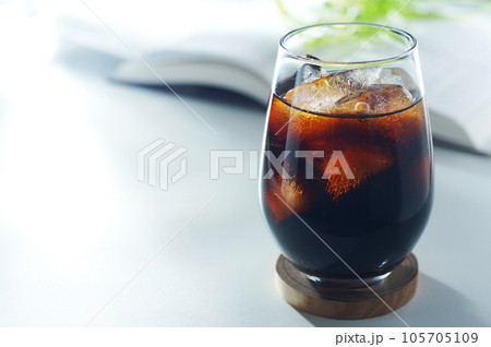 アイスコーヒーでコーヒーブレイク 105705109