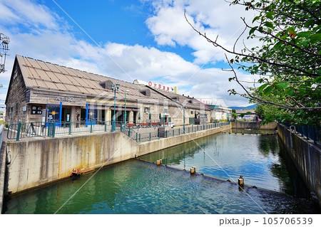 小樽運河と旧浪華倉庫（現⻄洋美術館）小樽市指定歴史的建造物　第77号 105706539