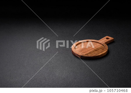 Empty round kitchen wooden cutting board in brown color Empty round kitchen wooden cutting board in brown color 105710468