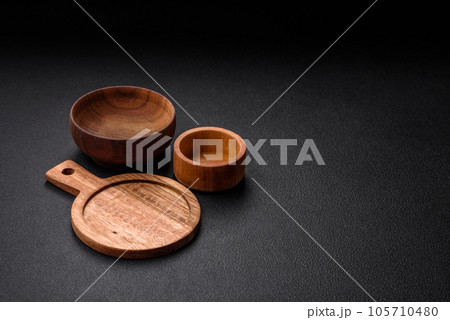 Empty round kitchen wooden cutting board in brown color Empty round kitchen wooden cutting board in brown color 105710480