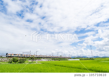 【中央本線】夏空の田園地帯を走行する普通列車 105710610