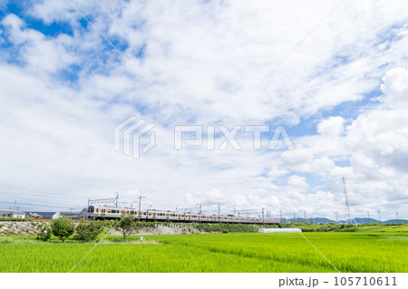 【中央本線】夏空の田園地帯を走行する普通列車 【中央本線】夏空の田園地帯を走行する普通列車 105710611