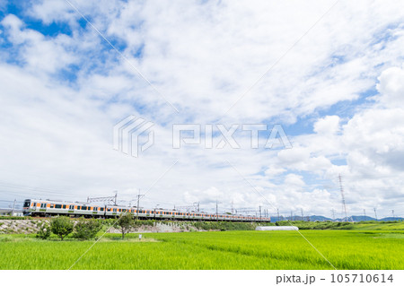 【中央本線】夏空の田園地帯を走行する普通列車 【中央本線】夏空の田園地帯を走行する普通列車 105710614