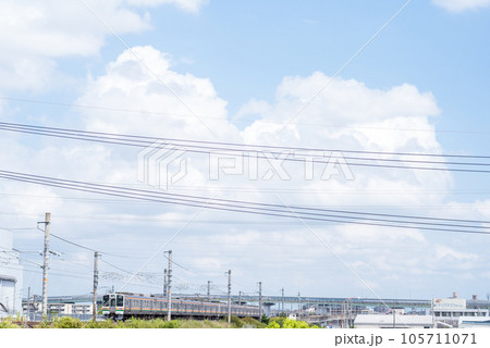 【中央本線】夏空の工場地帯を走行する快速列車 【中央本線】夏空の工場地帯を走行する快速列車 105711071