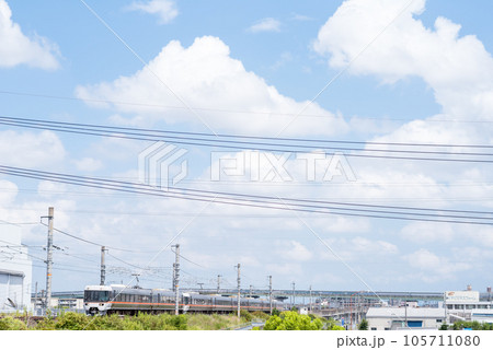 【中央本線】夏空の工場地帯を走行する特急しなの 【中央本線】夏空の工場地帯を走行する特急しなの 105711080