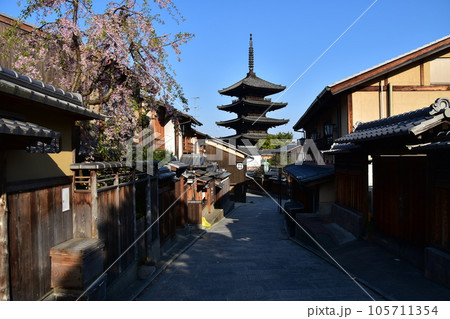日本の春の京都 八坂の塔と美しい桜と青空 日本の春の京都 八坂の塔と美しい桜と青空 105711354