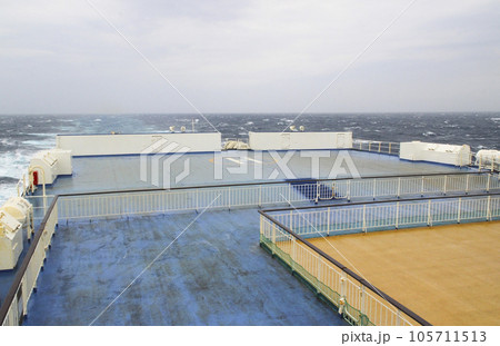 長距離フェリーのヘリポート 105711513